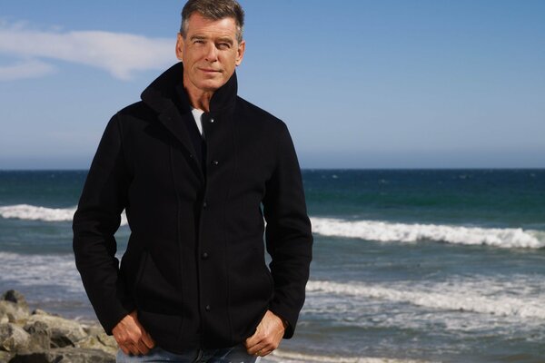 Brosnan Pier an einem steinigen Strand am Meer