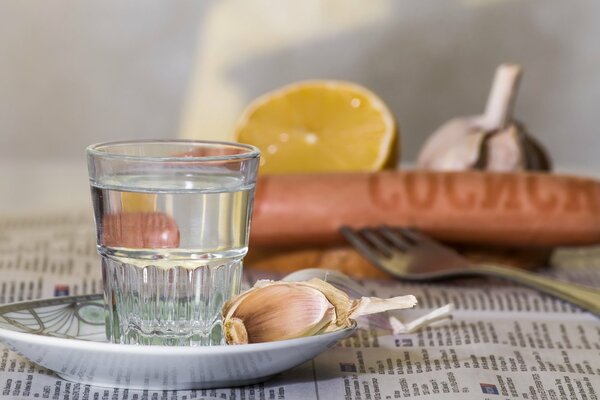 Vaso de vodka facetado con aperitivo