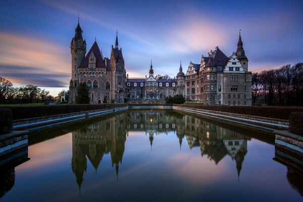 En Polonia, al amanecer, un estanque muy hermoso