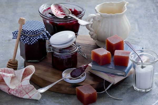 Natura morta con barattoli di marmellata, marmellata, zucchero e lattiera