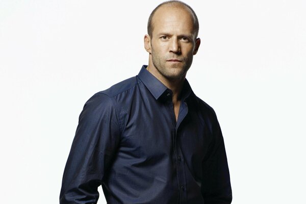 Retrato de Jason Statham sobre fondo blanco