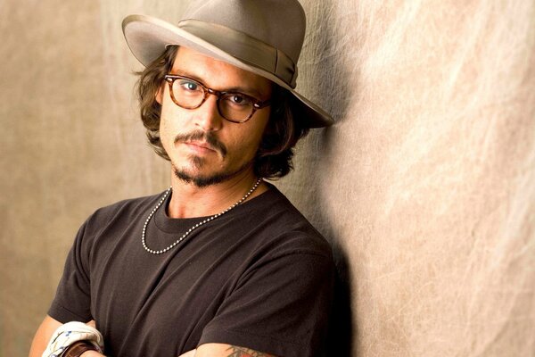 Johnny Depp trägt einen Hut an der Wand