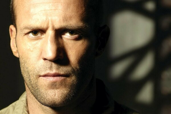 Jason statham schaut ehrlich zu