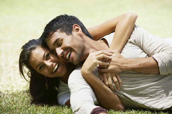 Pareja feliz en vacaciones familiares