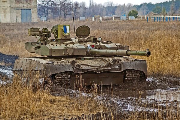 Бронированный военный танк на полигоне