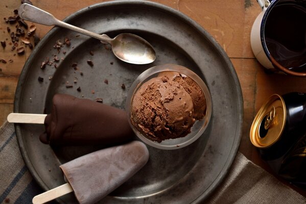 Gelato al cioccolato su un bastone su un piatto