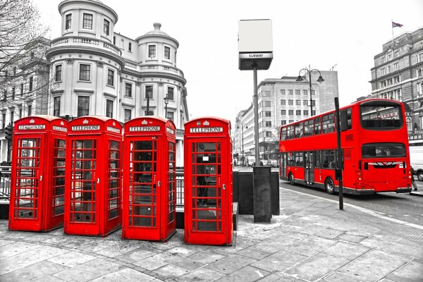 Cabines téléphoniques de couleur rouge à Londres