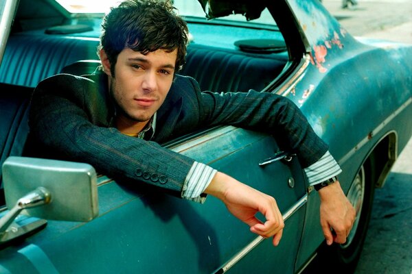 Adam Brody su un auto retrò