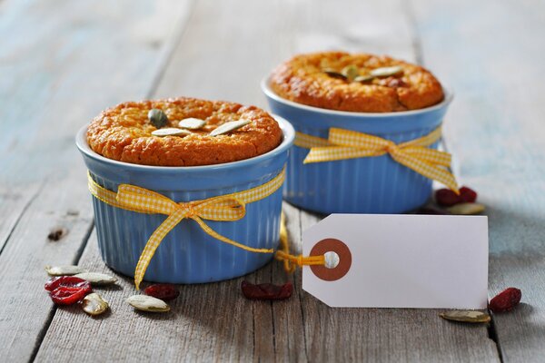 Süße Muffins können oben mit Schokolade oder Ganage verziert werden