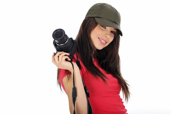 Sonriente chica fotógrafo en rojo