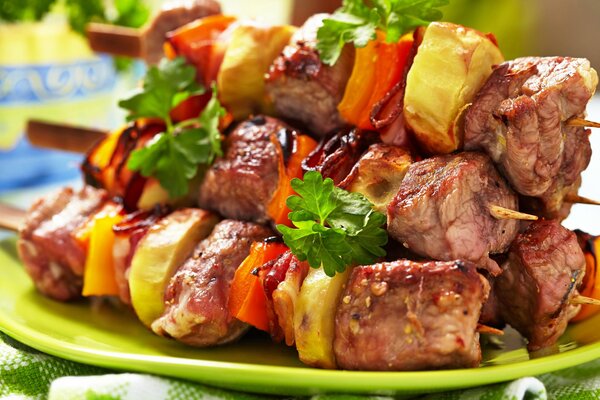 Kebab juteux et frais, appétissant sur des brochettes