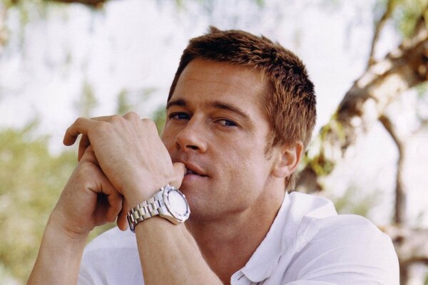 Schauspieler brad pitt mit einer uhr am arm