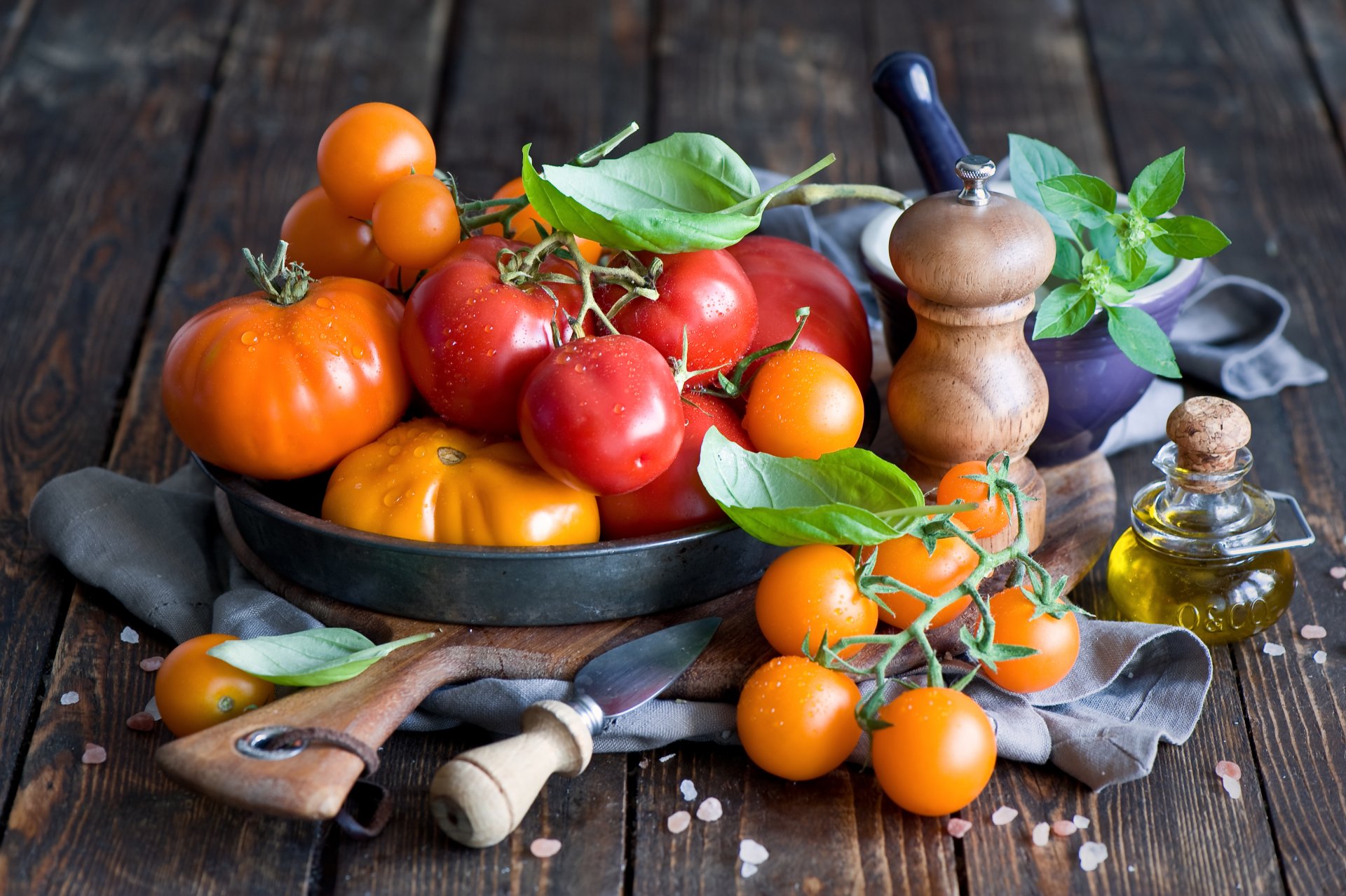 tomates rouge jaune légumes huile feuilles vaisselle