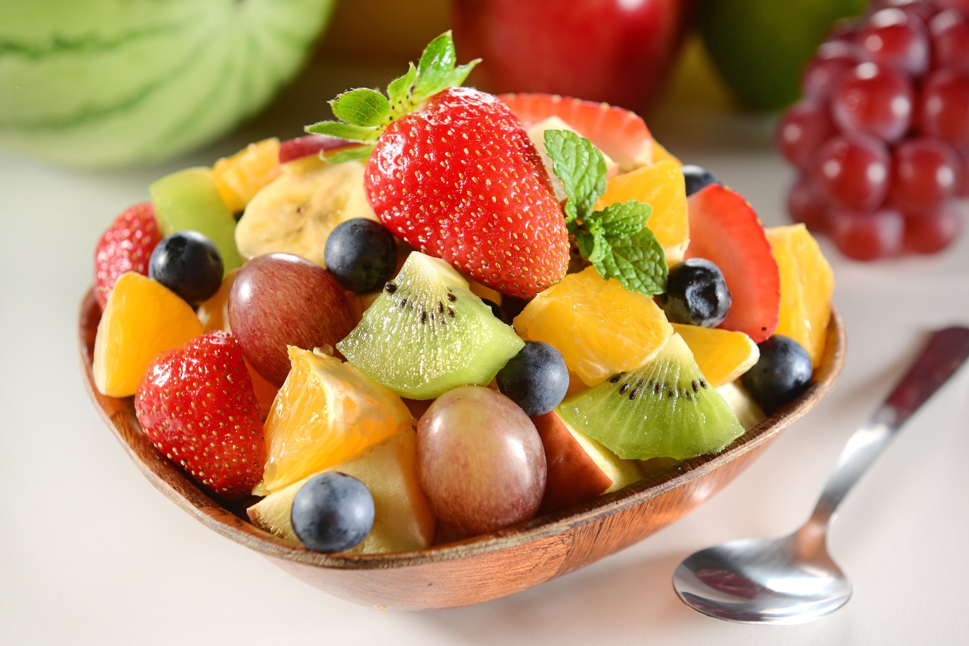 dessert obstsalat kiwi erdbeere heidelbeere trauben minzblätter beeren blaubeeren minzblätter