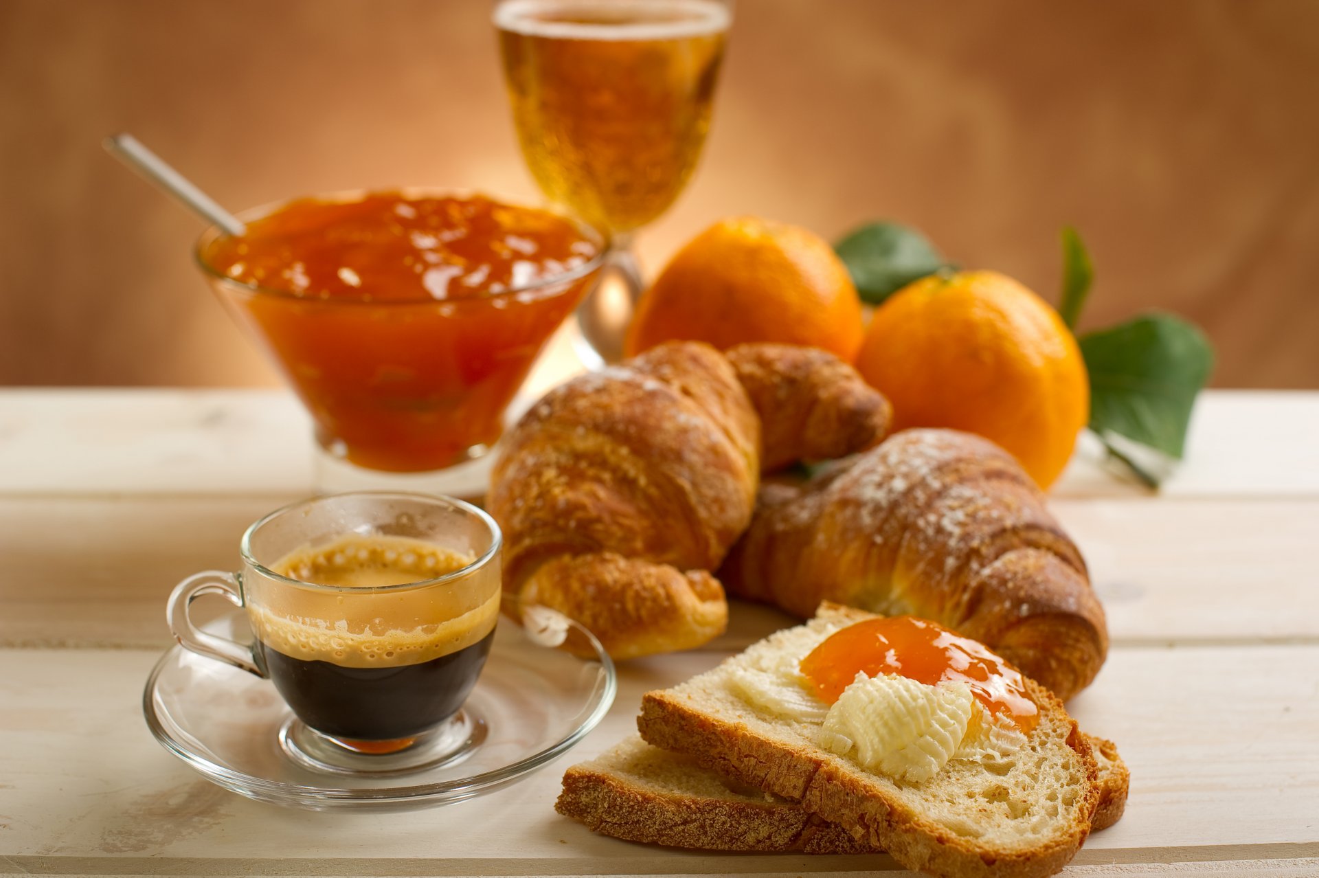 colazione caffè croissant marmellata pane