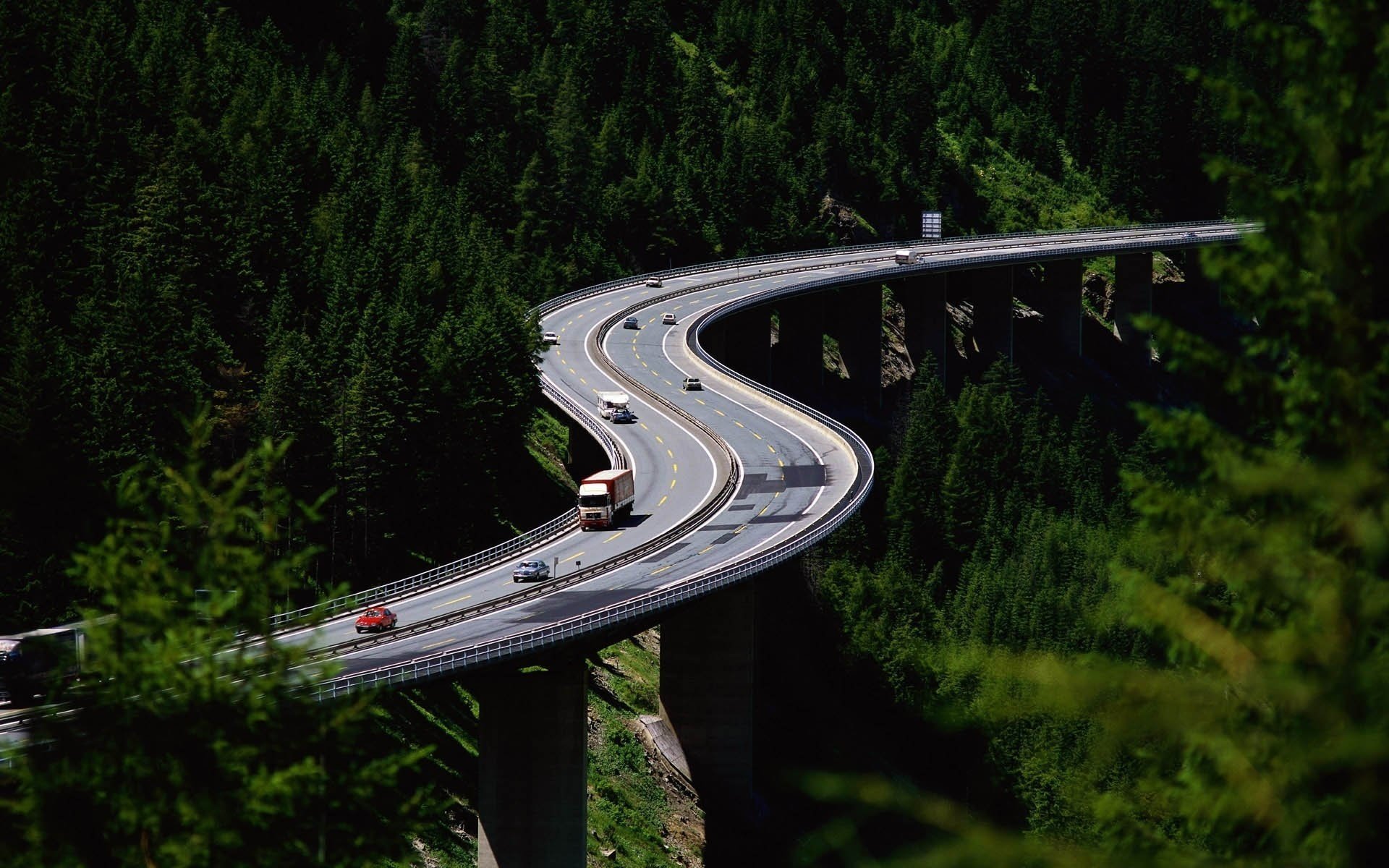 artificielle montagnes serpentine forêt autoroute