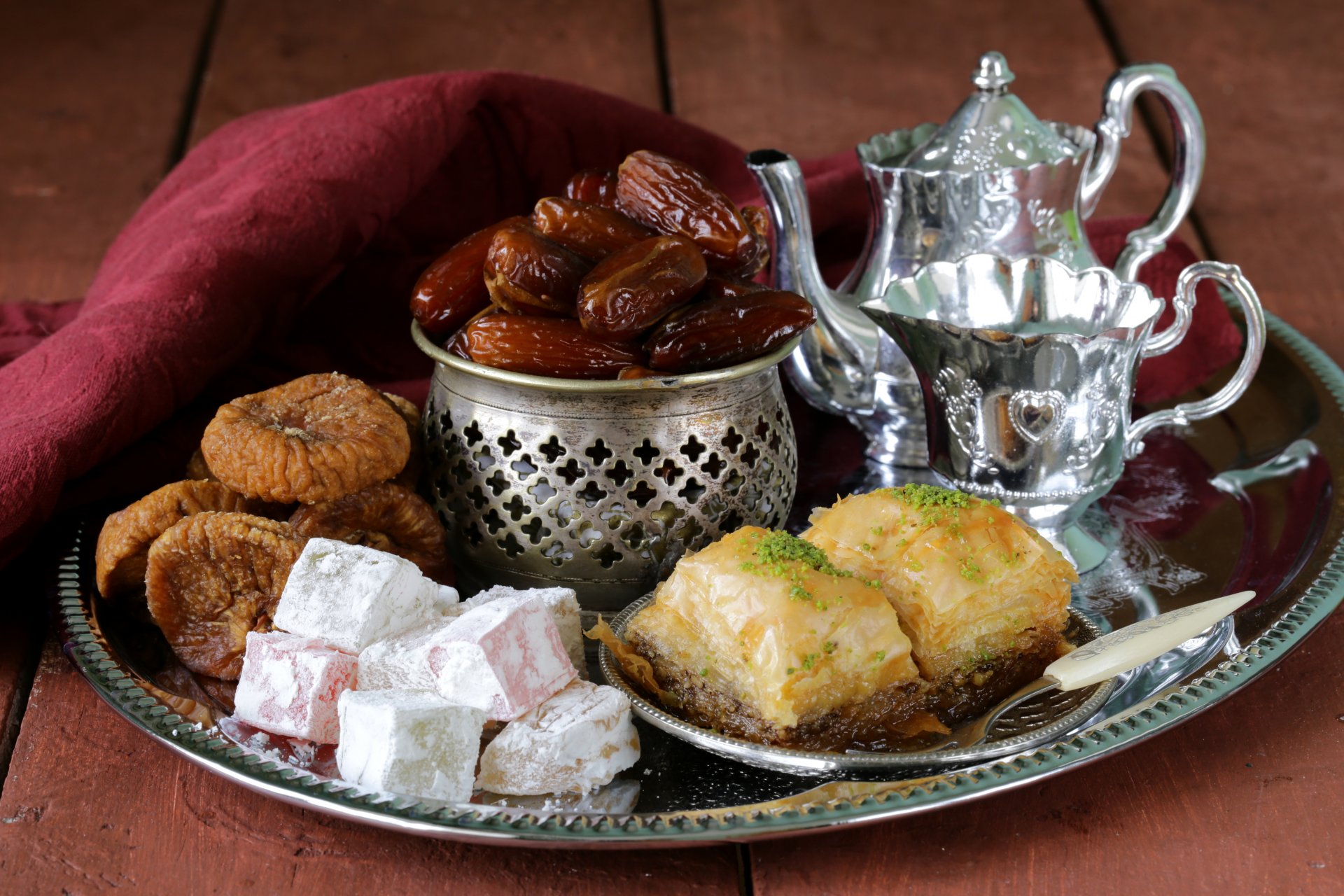 bonbons brownie thé dattes loukoum figues tasse repas photo