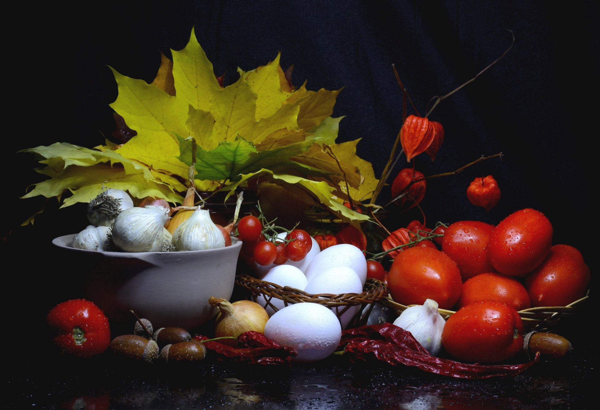 naturaleza muerta otoño hojas cosecha tomates ajo cebolla pimientos bellotas huevos