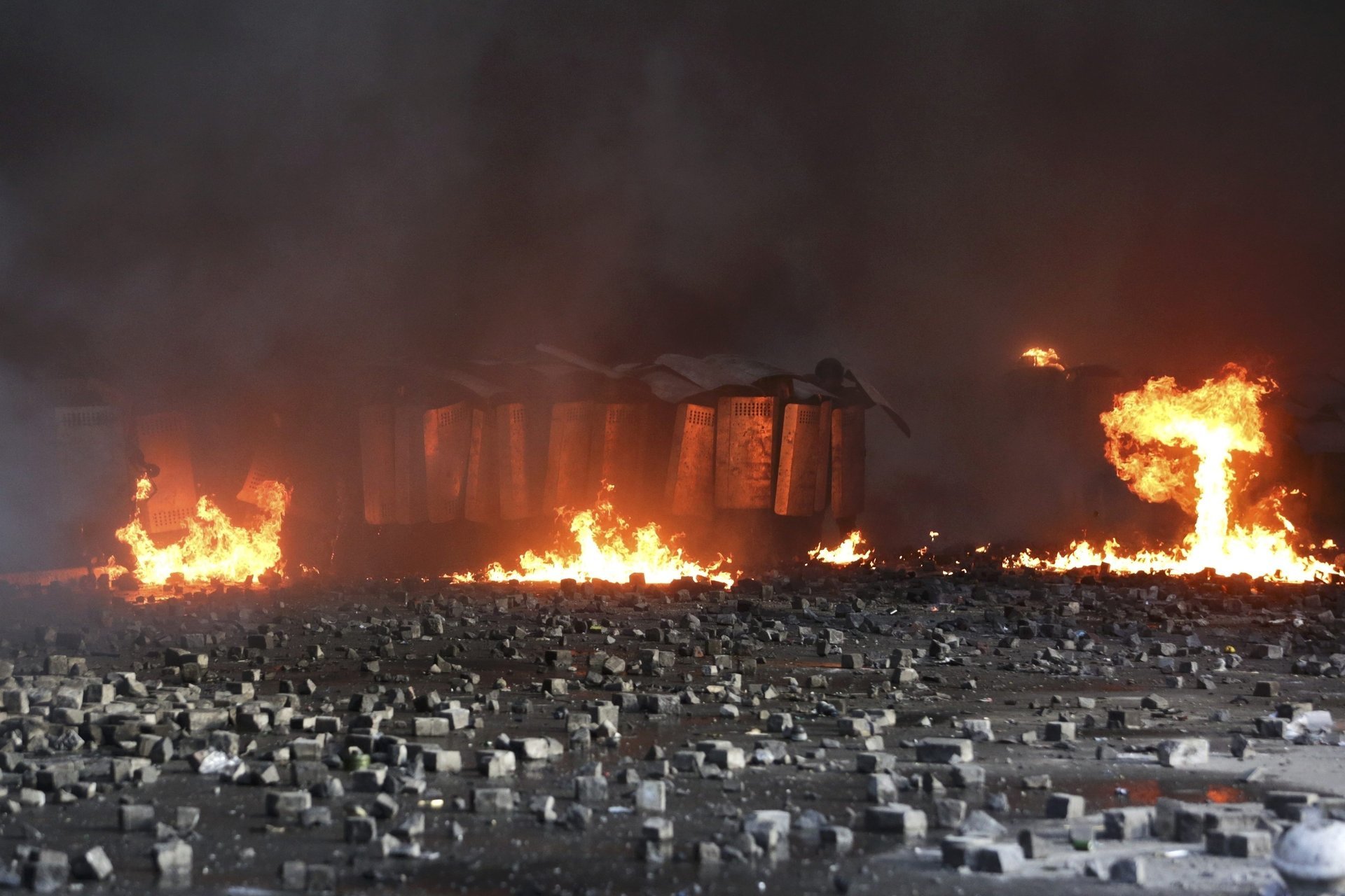 kiev noche maidan fuego adoquines