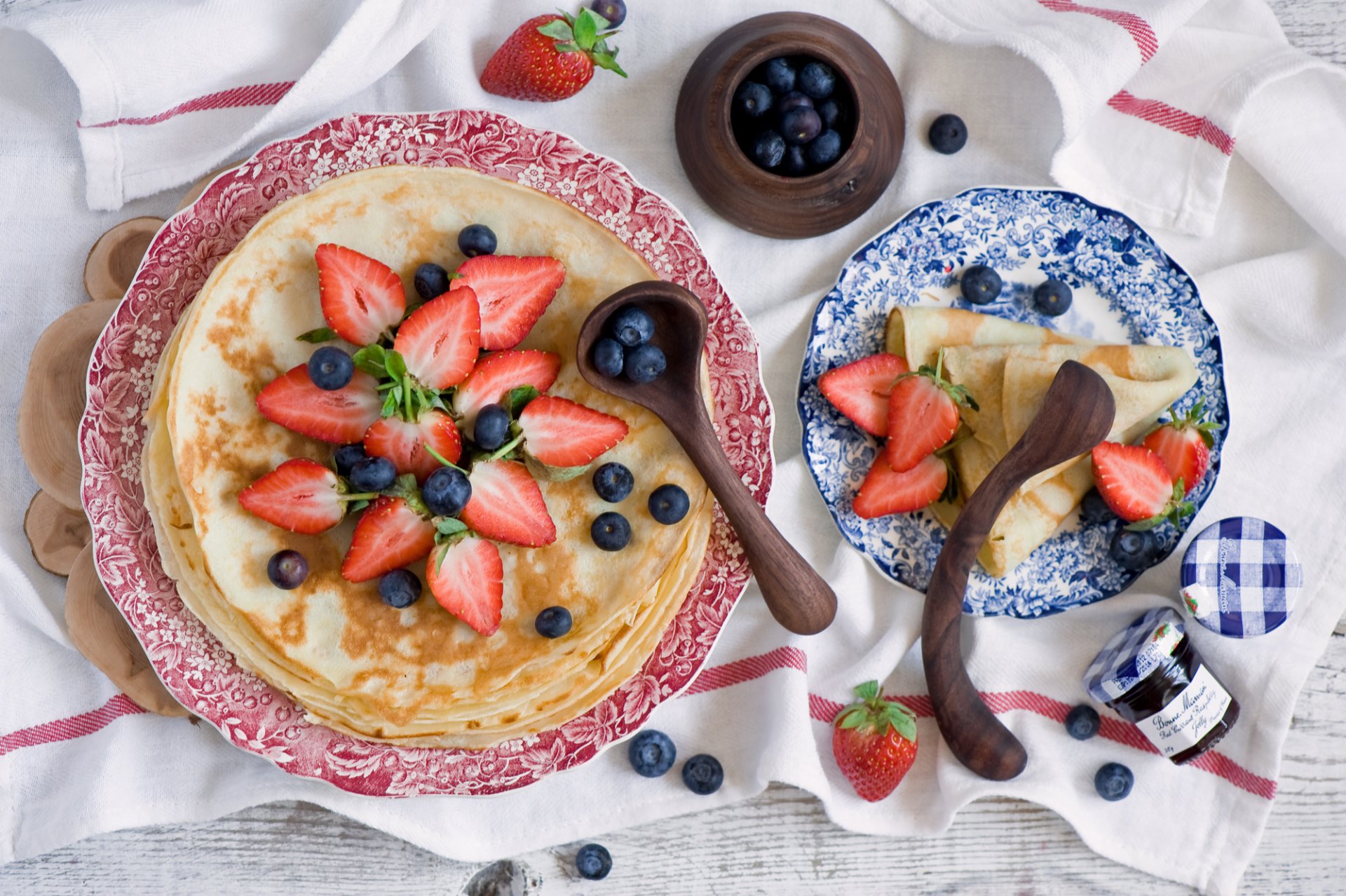 pancakes berries strawberry blueberrie