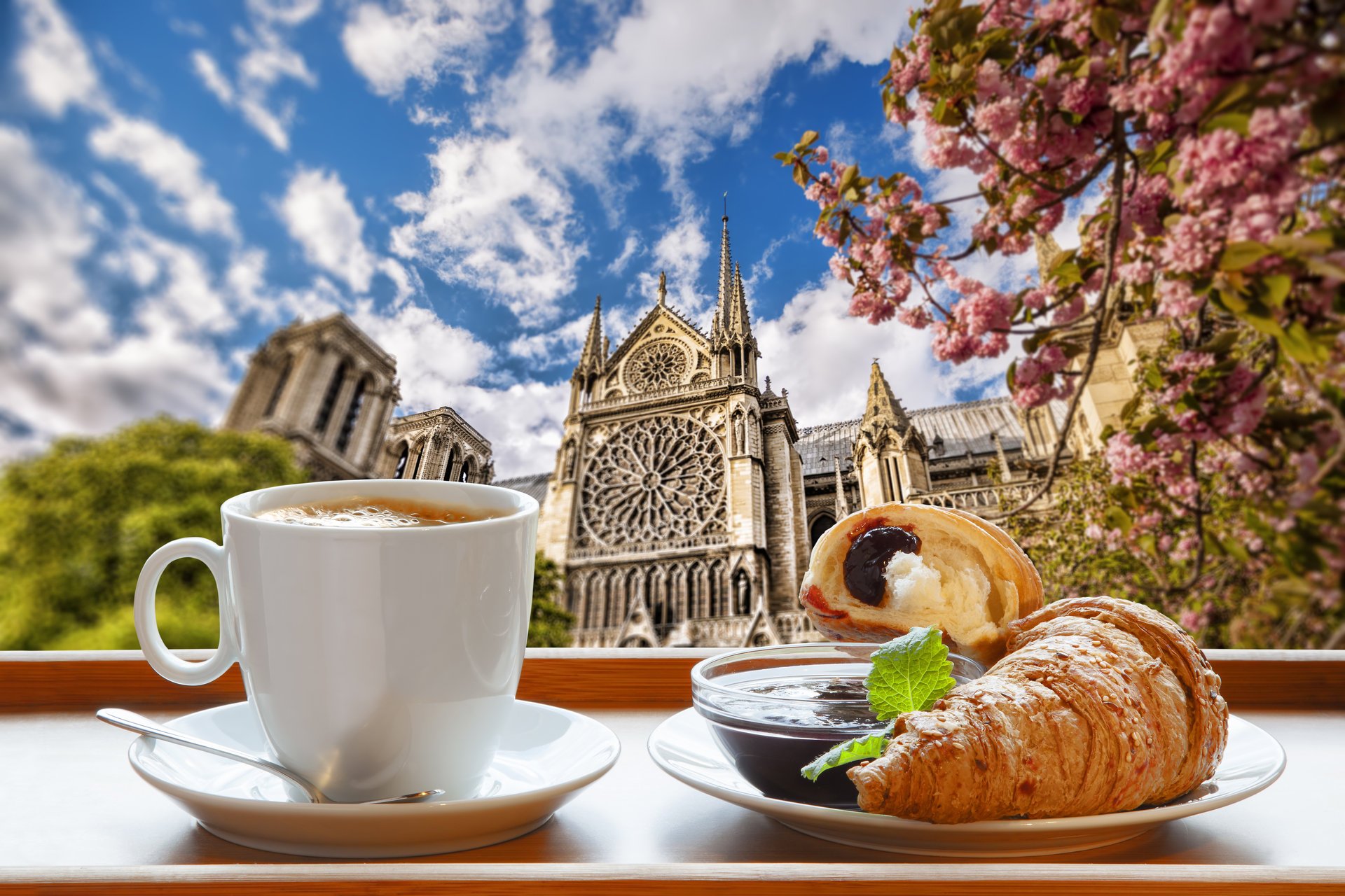 desayuno café taza parís francia notre dame catedral primavera croissant mermelada notre dame