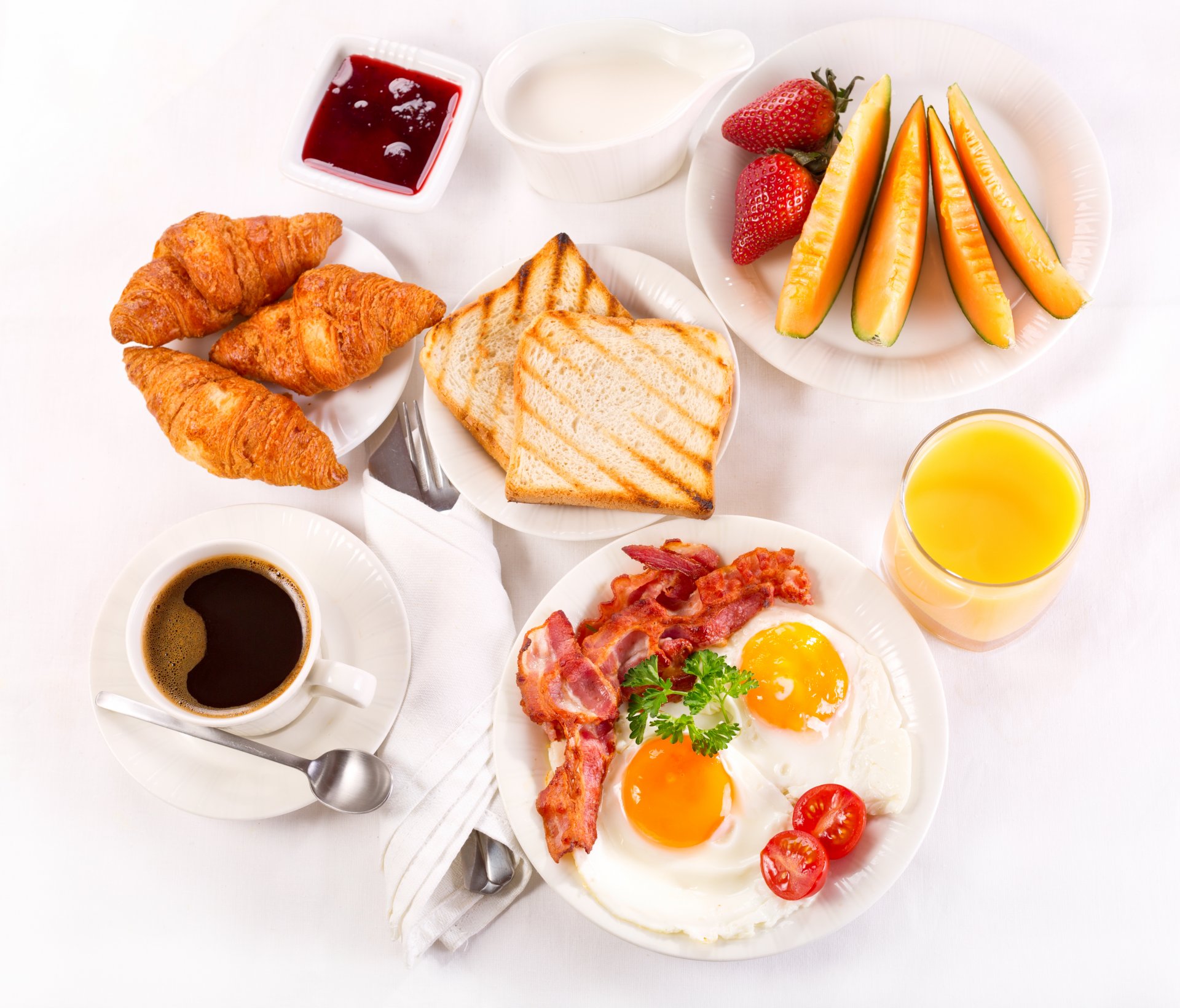 colazione caffè tazza croissant vassoio fragola succo di frutta marmellata panna pane tostato frutta uova strapazzate pancetta