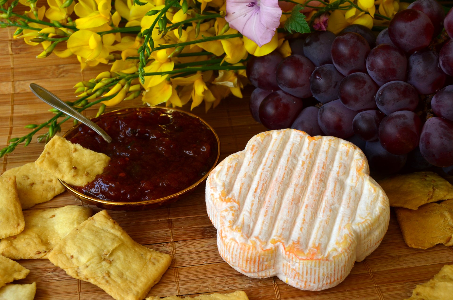 fromage raisins confiture chips repas photo