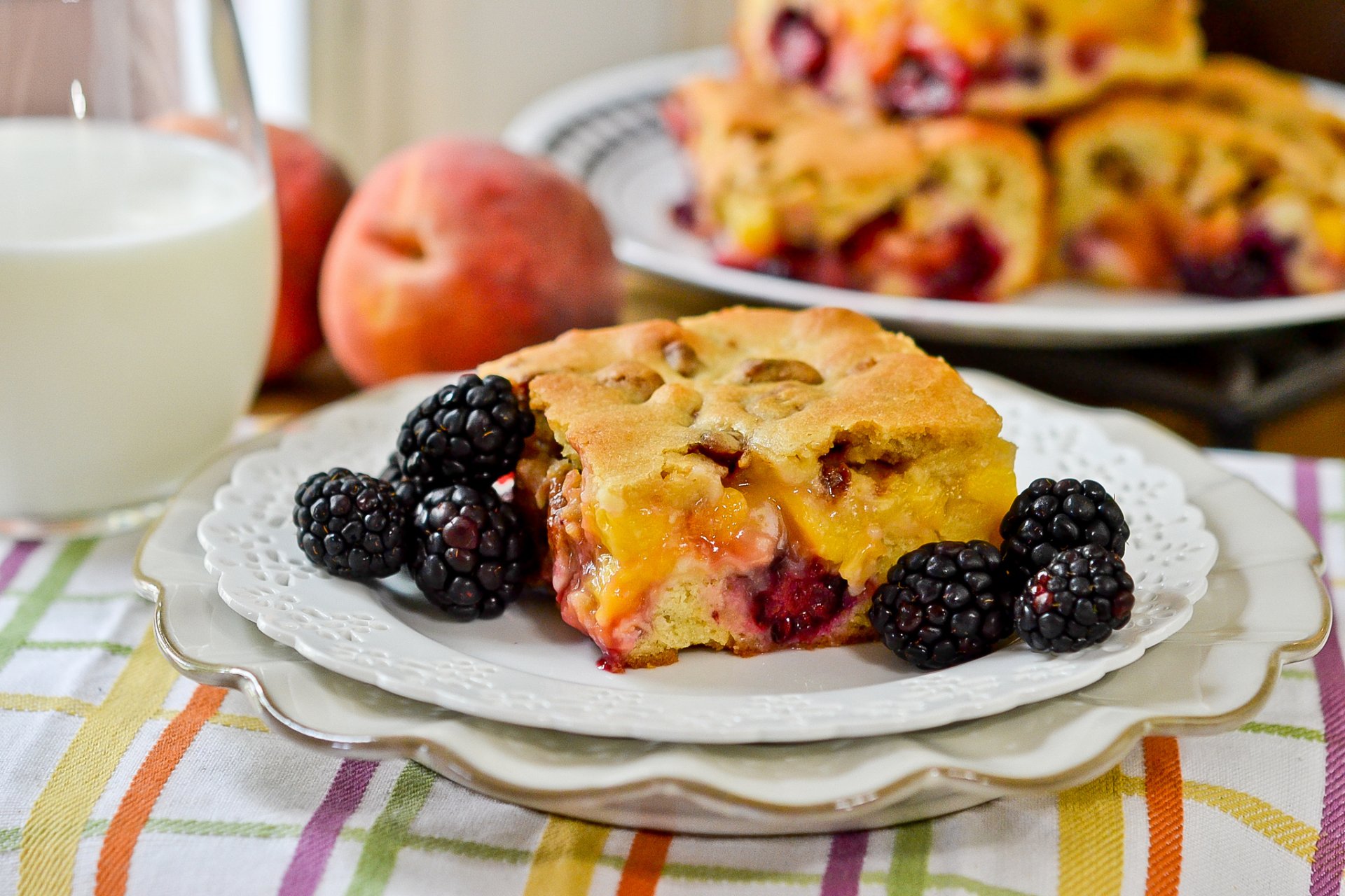 pastel bayas moras leche platos