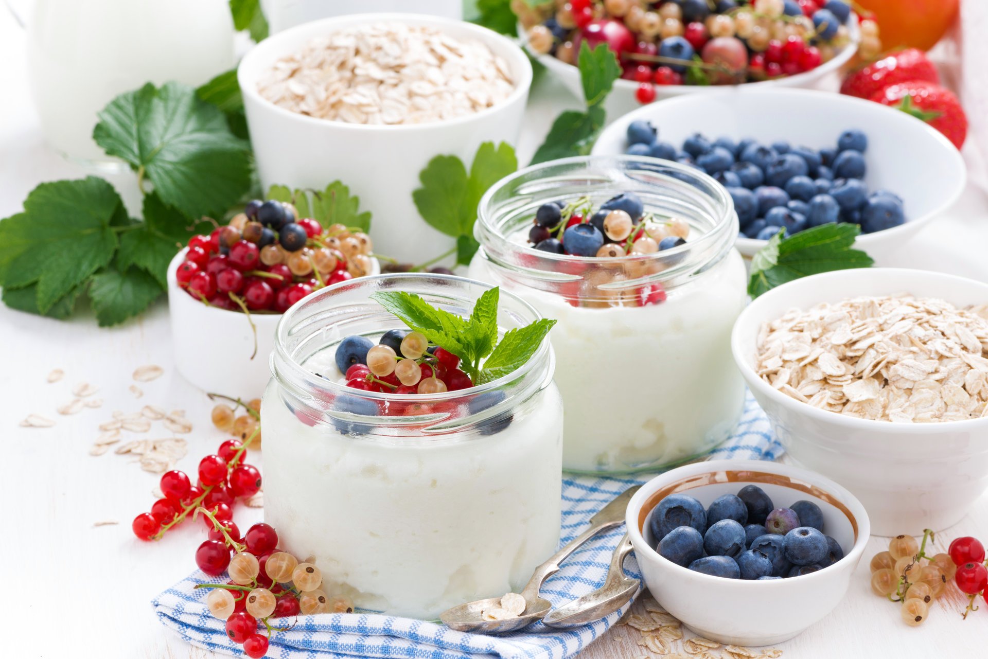 breakfast muesli milk yogurt strawberries blueberries currants fruit granola