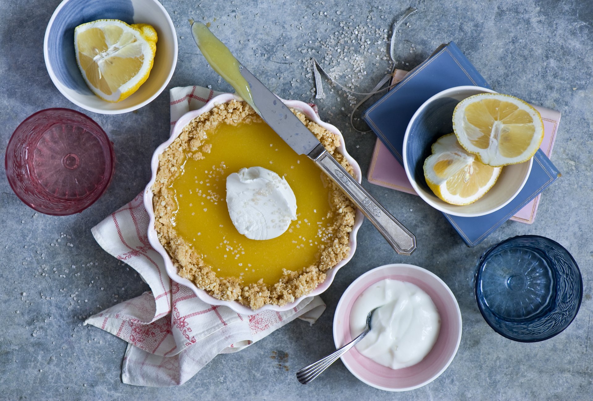 torta al limone torta limoni bicchieri coltello