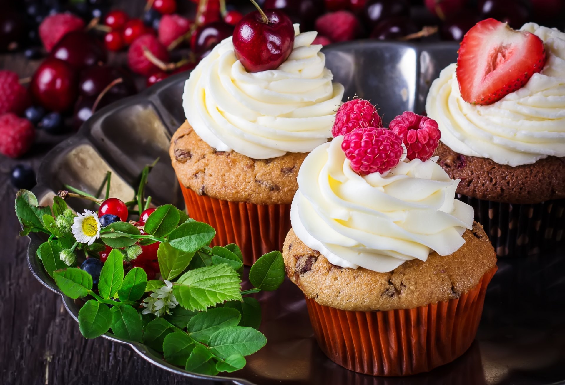 muffins cream raspberry strawberry cherry cakes flower dessert berrie