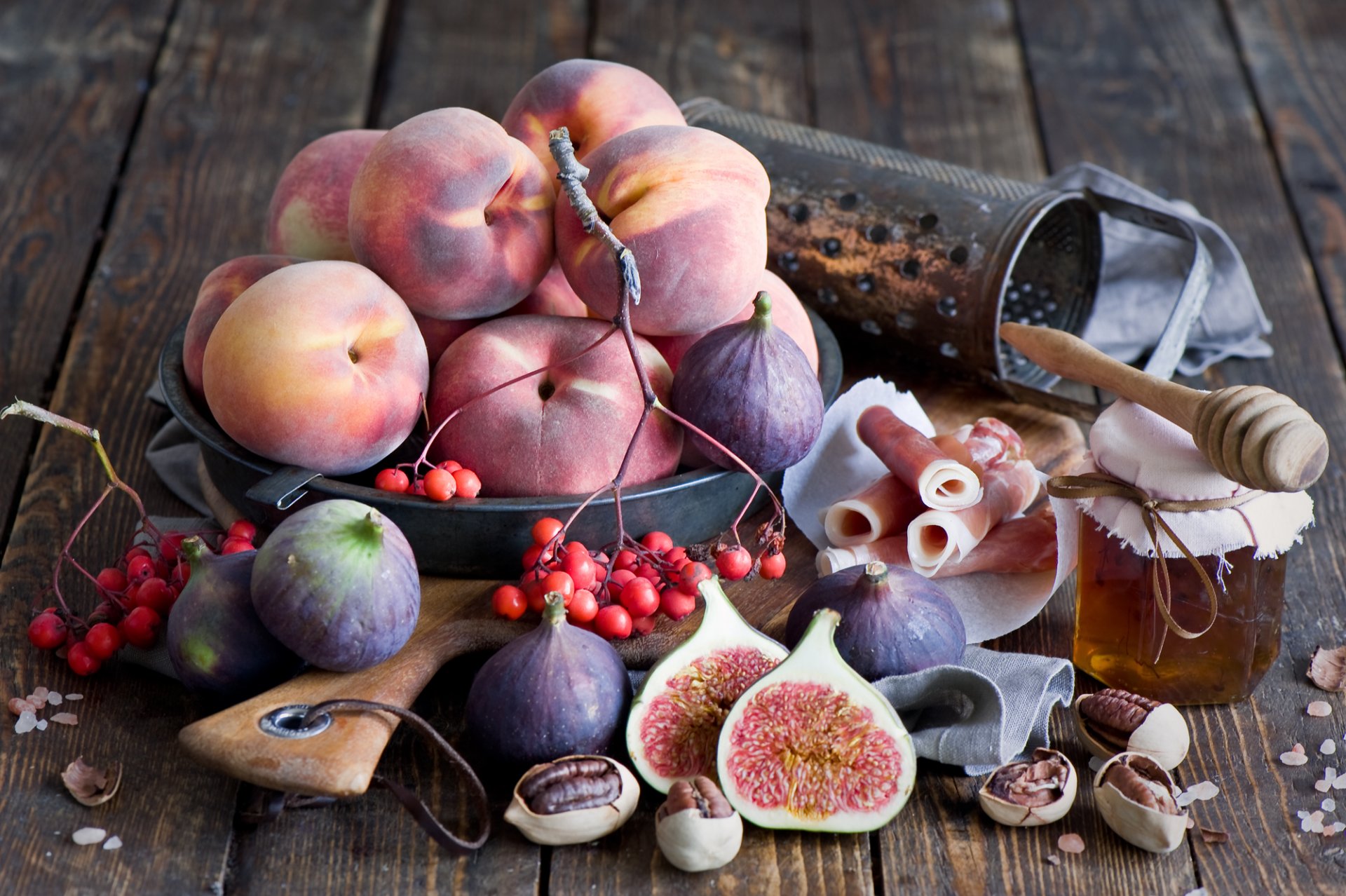 pfirsiche feigen feigen schinken nüsse beeren reibe stillleben