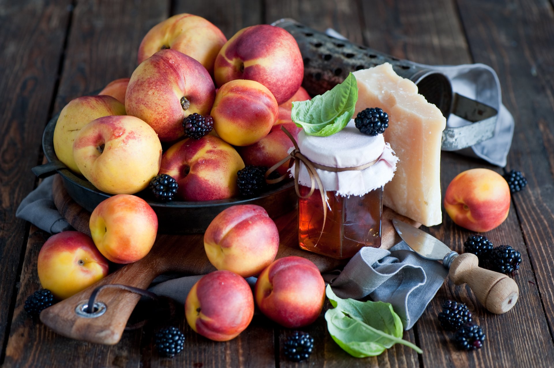 nektarine pfirsiche obst beeren brombeeren käse honig glas blätter geschirr tafel anna verdina