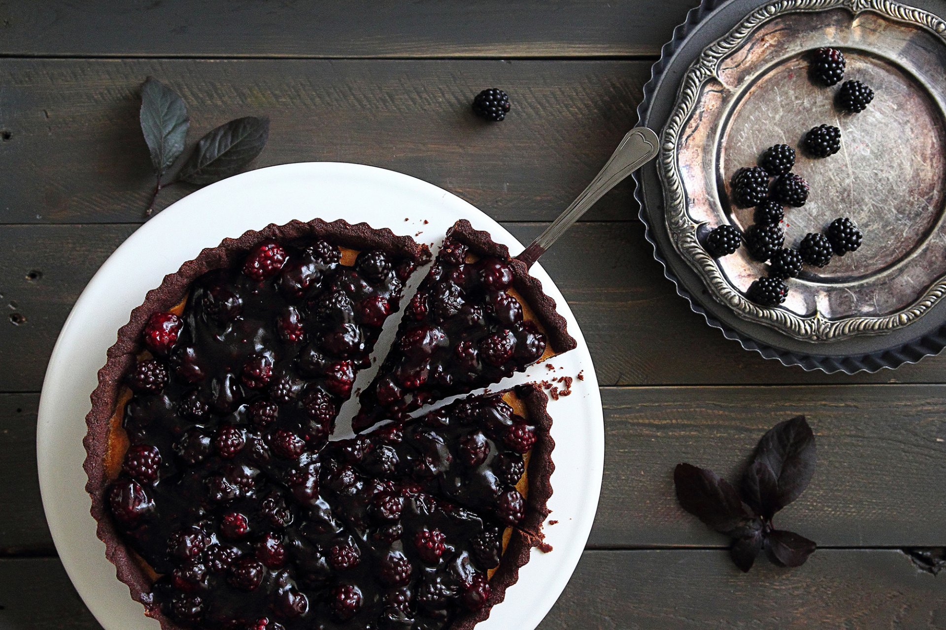 pie dish berries blackberries plate table