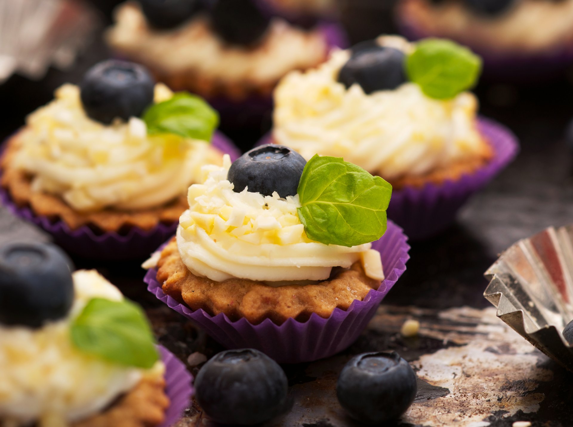 süße cupcake creme heidelbeeren kuchen