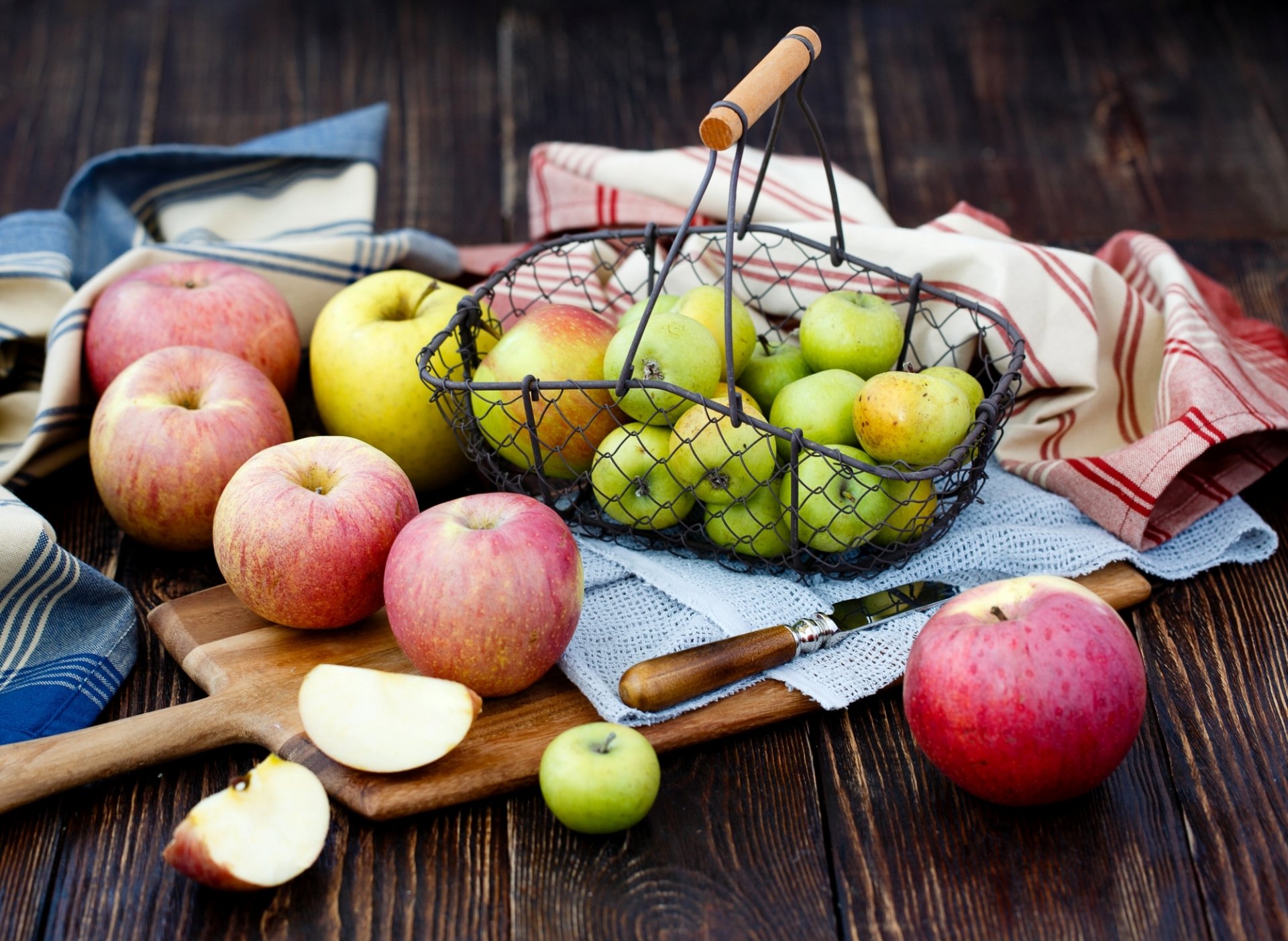 pommes panier planche couteau fruits serviettes table julia husainova