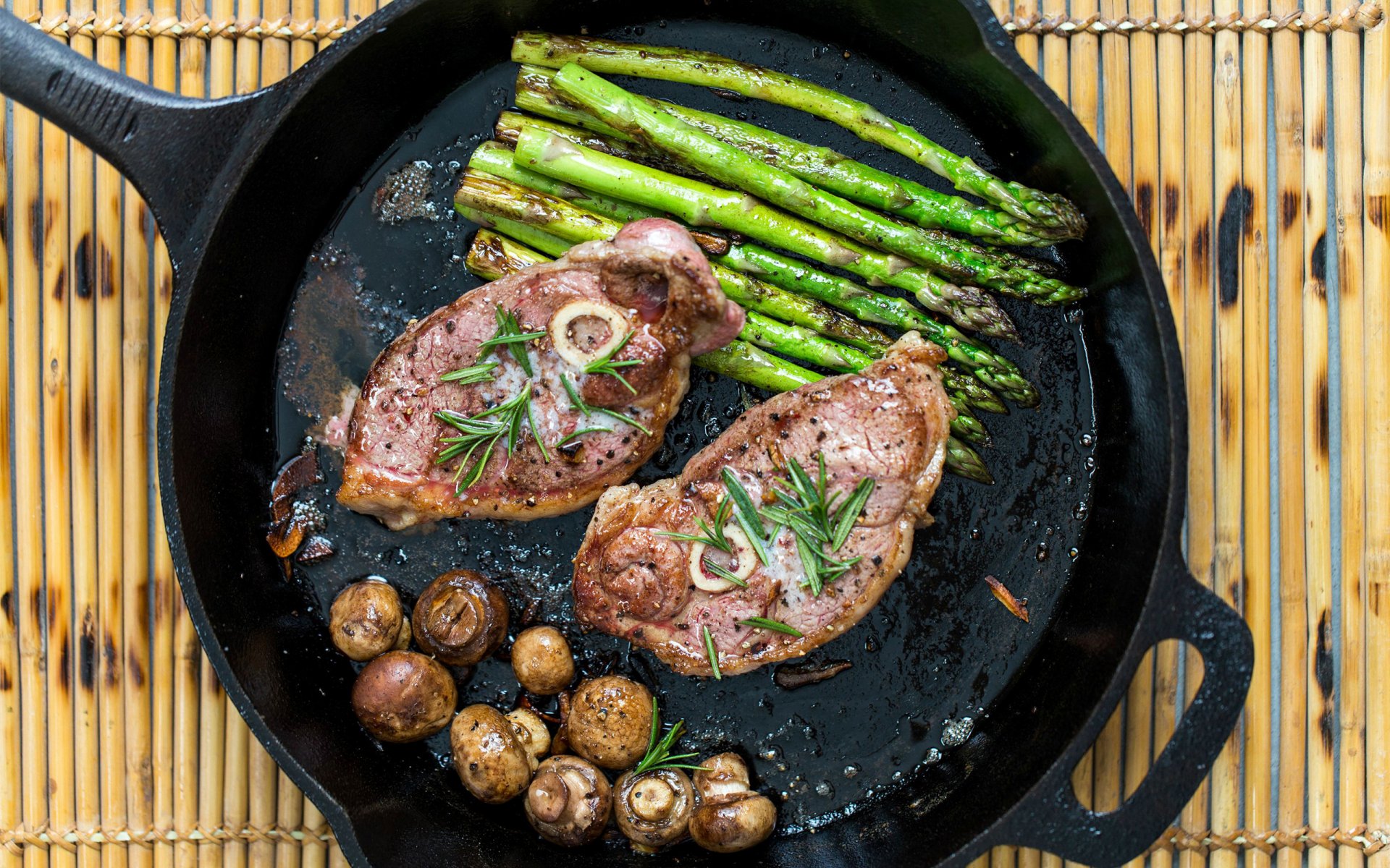 poêle à frire viande champignons asperges