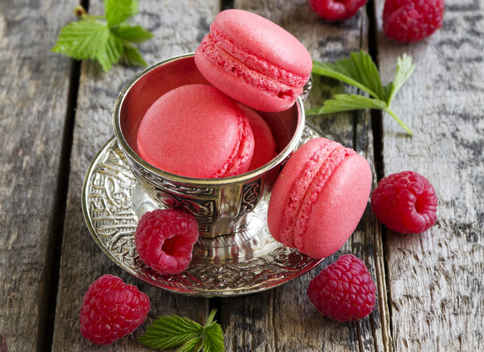 piattino tazza lampone macarons lampone dolcezza foglie