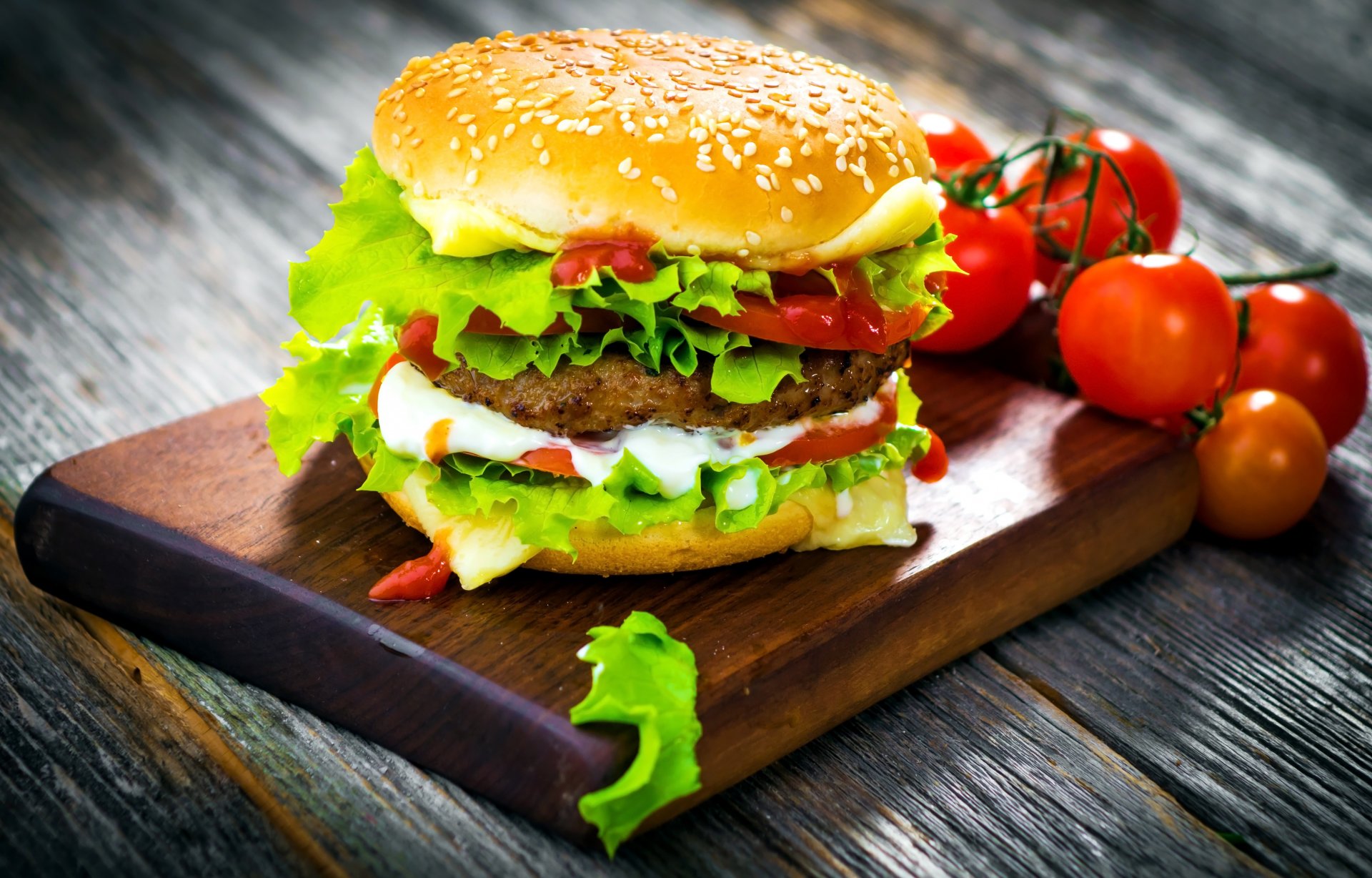 hamburguesa comida rápida pan sésamo chuleta cebolla tomates verduras lechuga hojas queso tablero