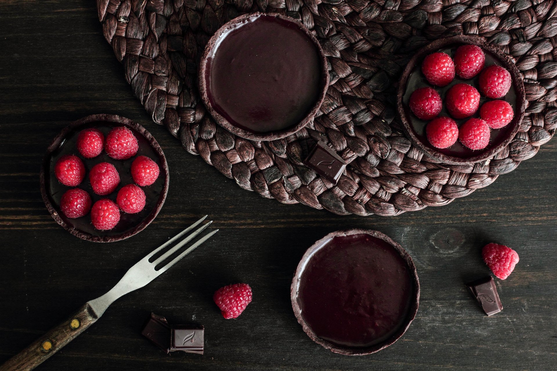 tarte aux framboises au chocolat brownie framboises baies chocolat fourchette