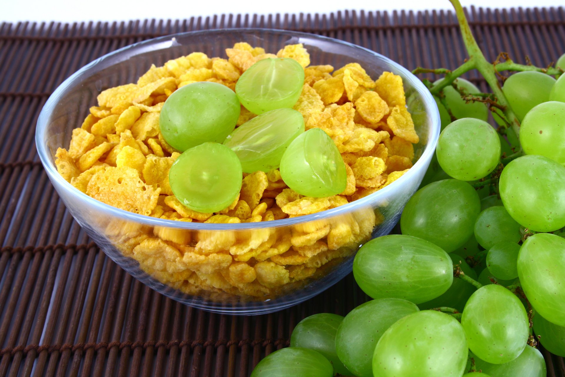 desayuno cereales maíz uvas plato