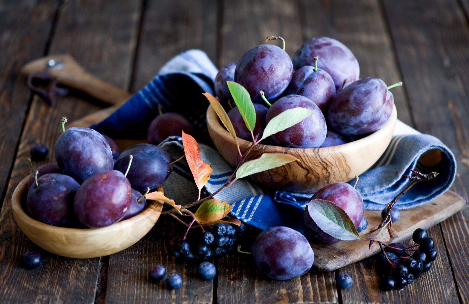 prunes fruits baies vaisselle planche serviette feuilles automne nature morte