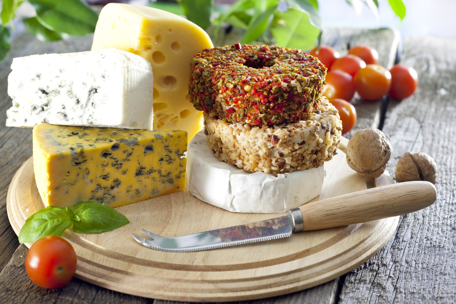 fromage tomates noix couteau légumes verts