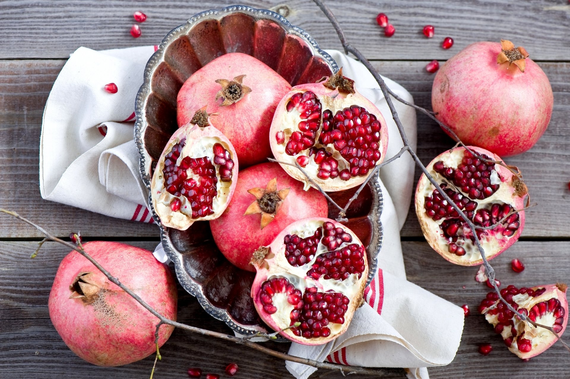 melograni frutta grano rosso piatto ramoscelli ramoscelli inverno natura morta anna verdina