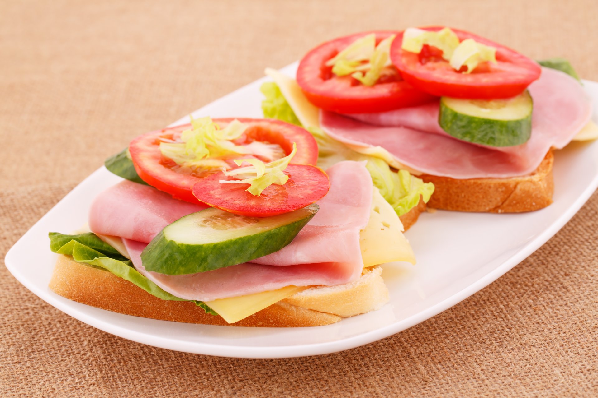 sándwiches jamón tomates pepino queso