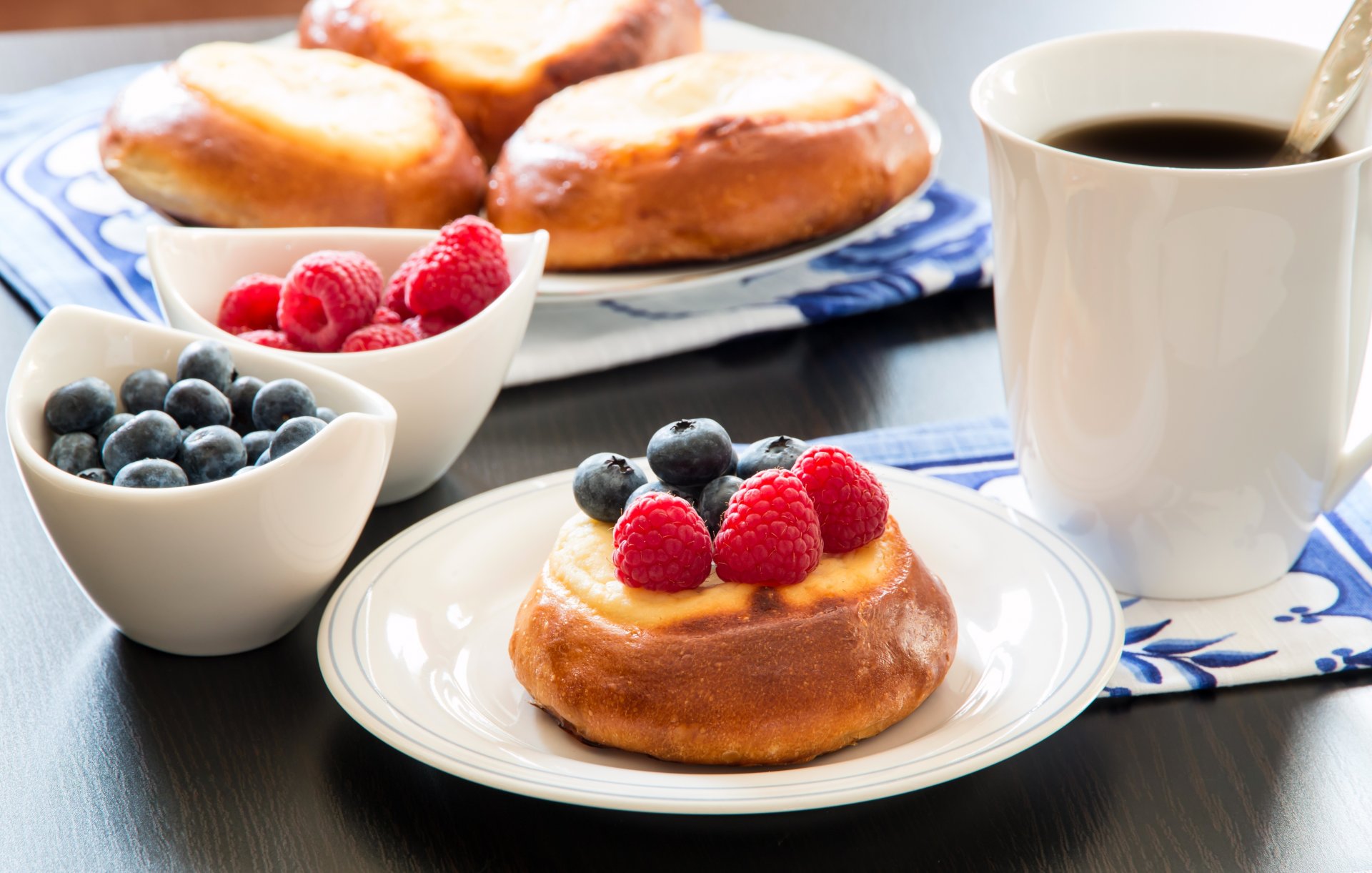 petit déjeuner muffins tasse café framboises bleuets bleuets