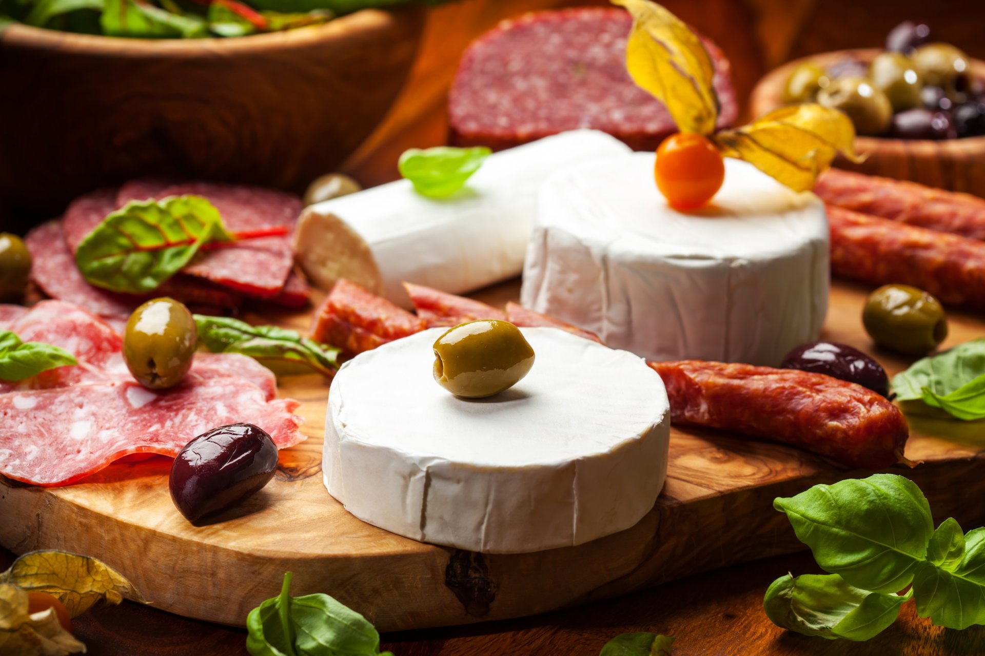 käse oliven oliven würstchen geräuchert snacks tafel tisch