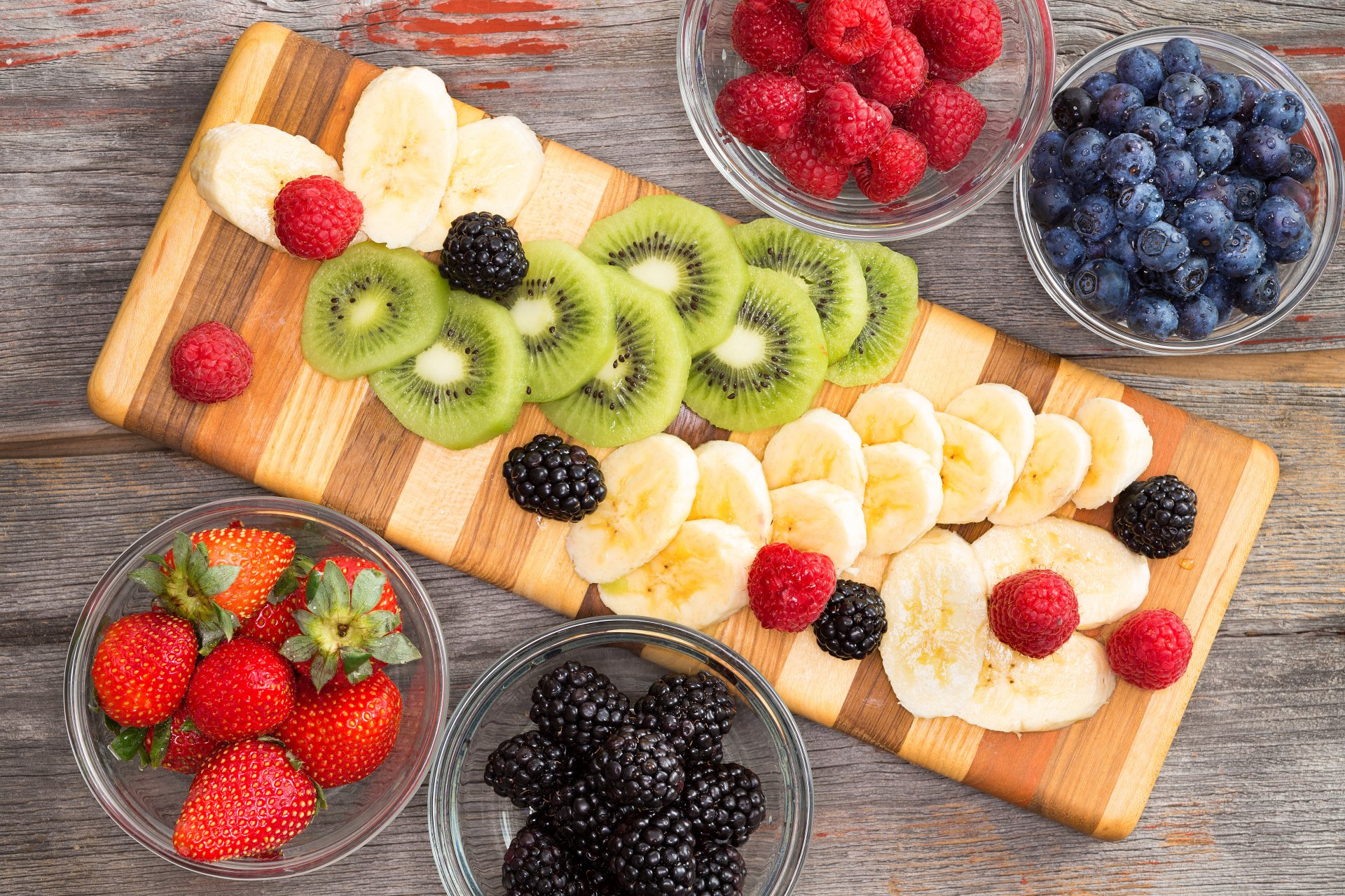 rebanada de frutas fruta bayas arándanos fresas frambuesas moras plátano kiwi carnes de frutas frambuesas