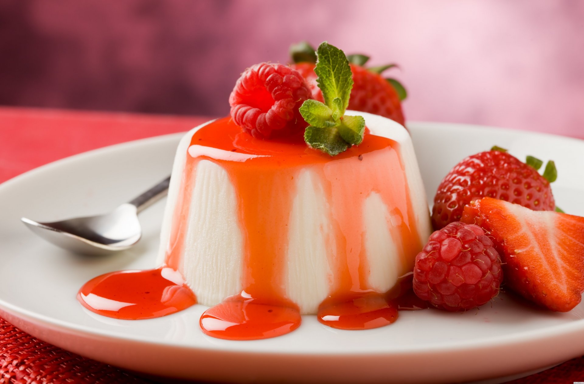 panna cotta fresa jarabe de frambuesa jarabe miel postre postre italiano piamonte italia cuchara pyrex nate leche azúcar gelatina especias bayas refinamiento sabor delicioso degustación verde menta