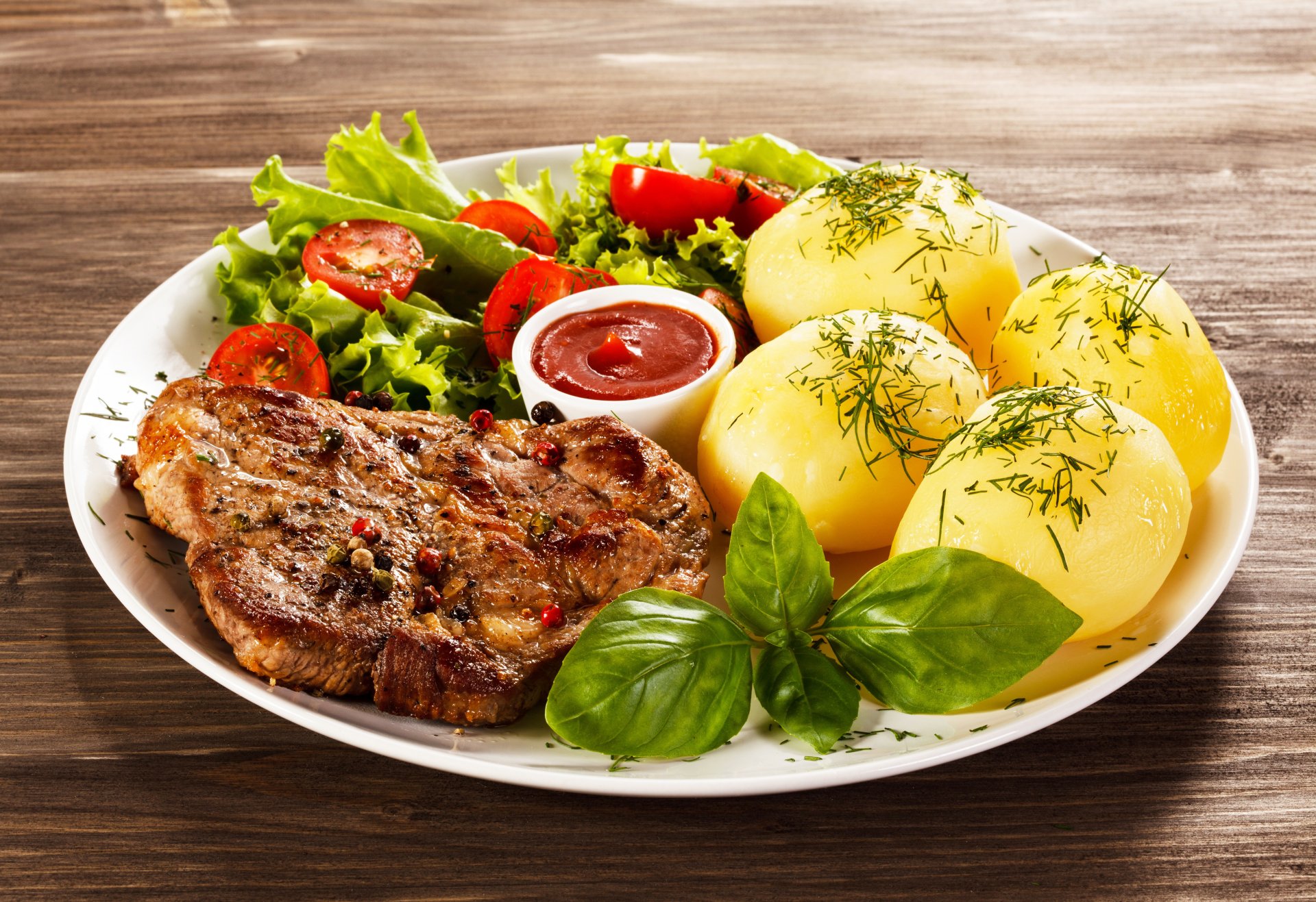 fleisch steak tomaten kartoffeln salat tomaten soße